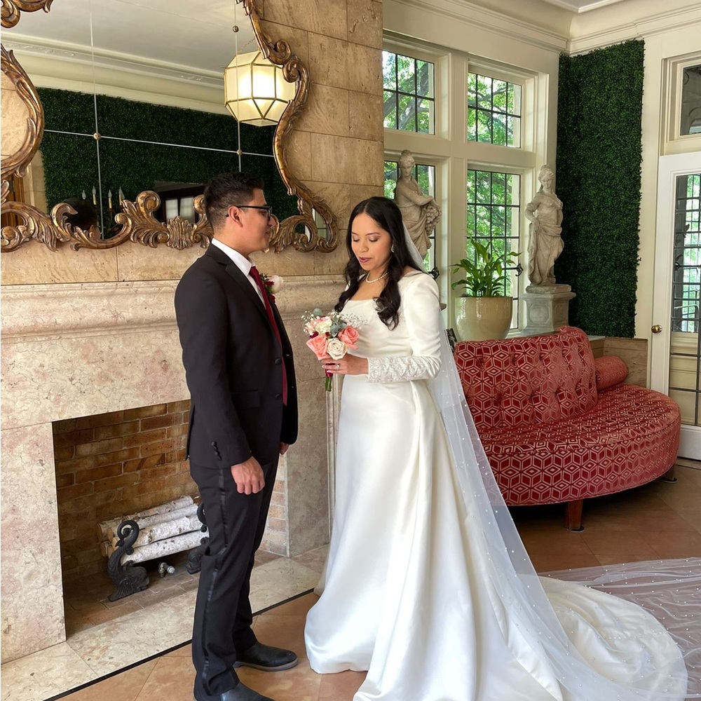 Elegant White Satin Gown - Picture 2 of 10